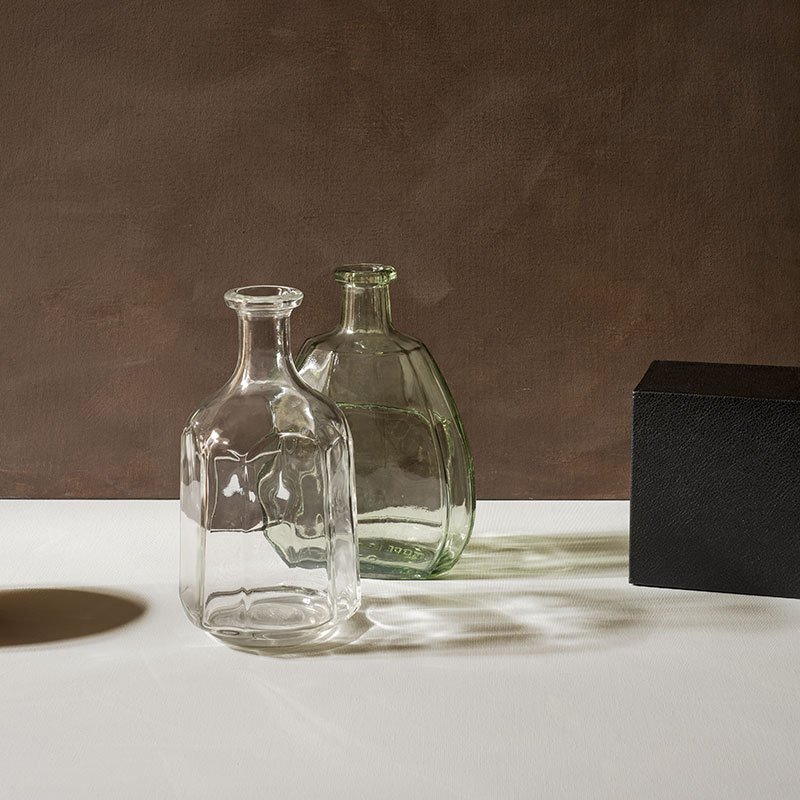 Cube noir et deux carafes