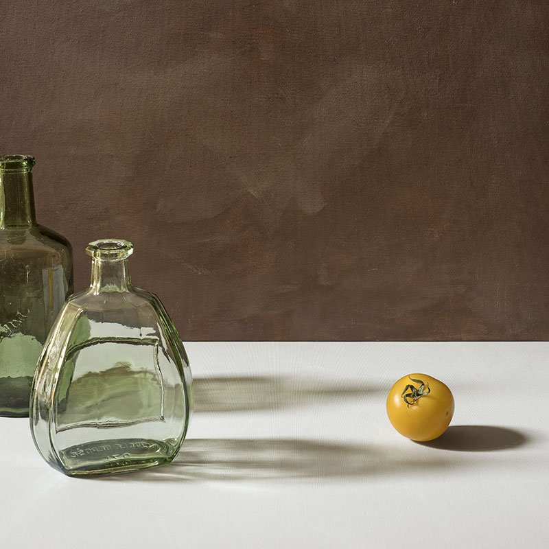 Tomate jaune, carafe et bouteille