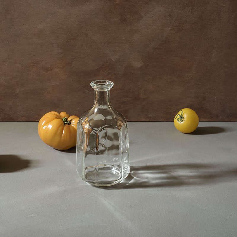 Deux tomates jaunes et carafe