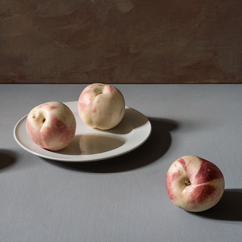 Trois nectarines et assiette