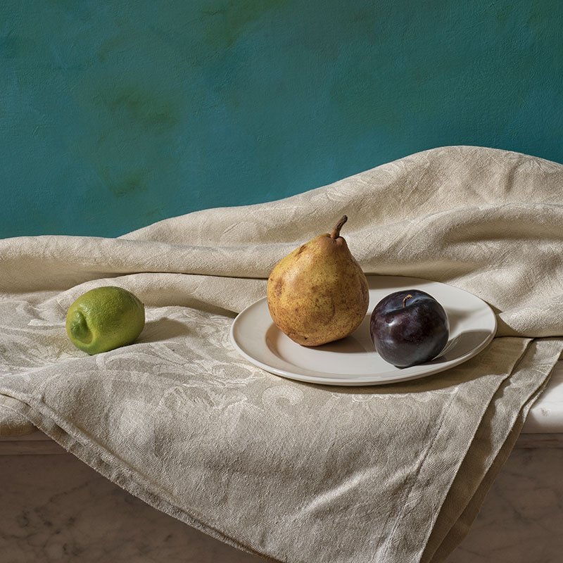 Nappe, assiette et trois fruits